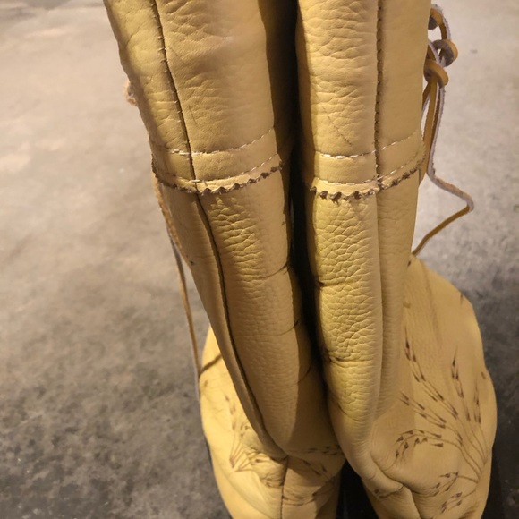 COPY - manitobah mukluks - Picture 4 of 11